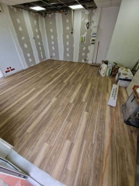 Rénovation de sol en lames PVC clipsées près d'Aix en Provence
