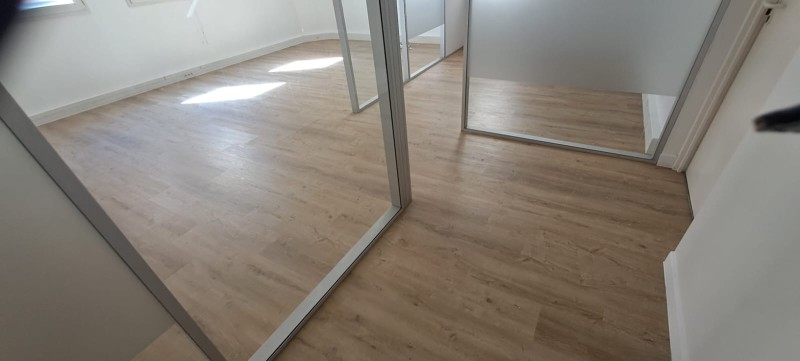  Rénovation de sol pour bureaux professionnels à Bordeaux : Pose de lames en PVC clipsées sur moquette existante