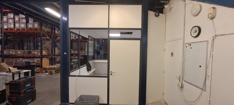 Création d’un bureau cloisons amovibles et faux plafond dans un atelier industriel à Aubagne