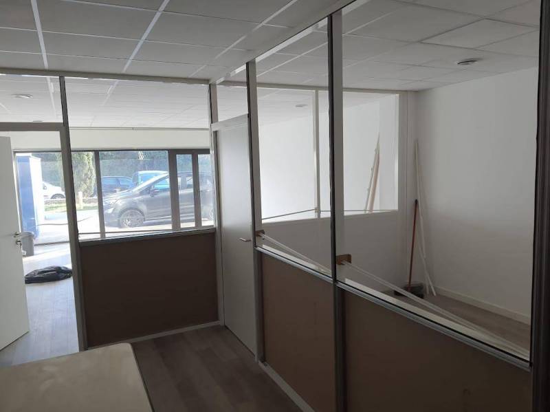 Agencement pose de cloison semi vitréede centre de formation à Marseille
