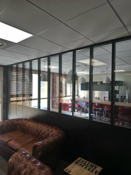 Cloison amovible vitrée verrière style atelier : charme et contemporain