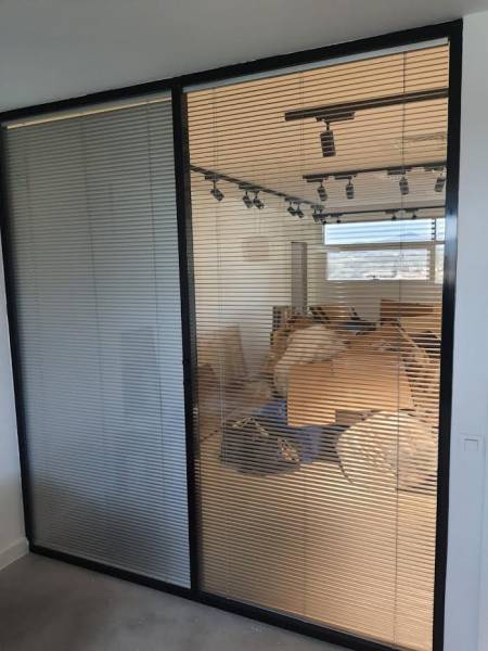 cloison vitrée avec store intégré à Toulon