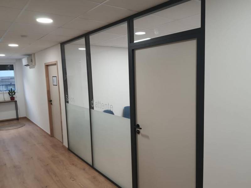 Cloisons mobiles en verre sablé pour vos espaces de travail à Bordeaux
