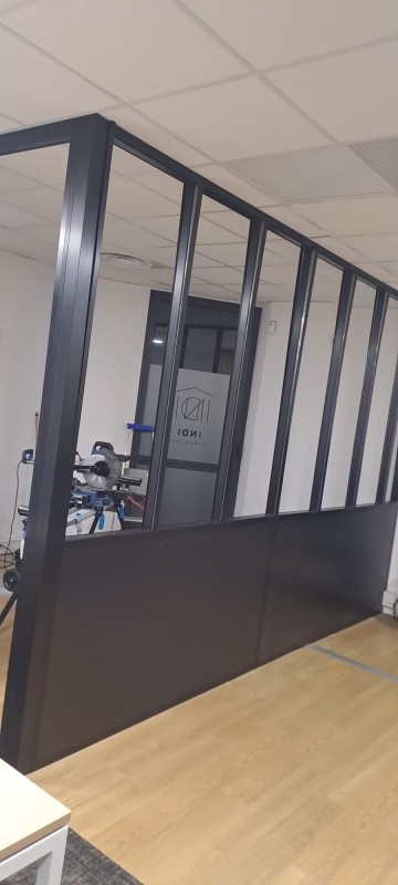 Pose de cloison amovible style Atelier dans les bureaux de INDI IMMO situé à Aix en Provence 