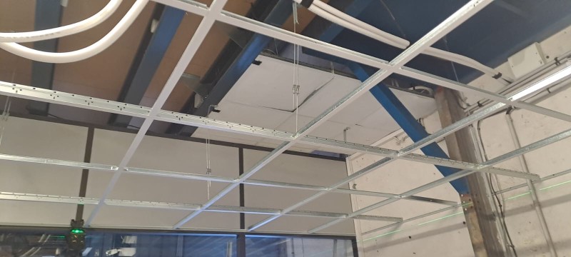 Création d’un faux plafond dans des bureaux professionnels à Aubagne