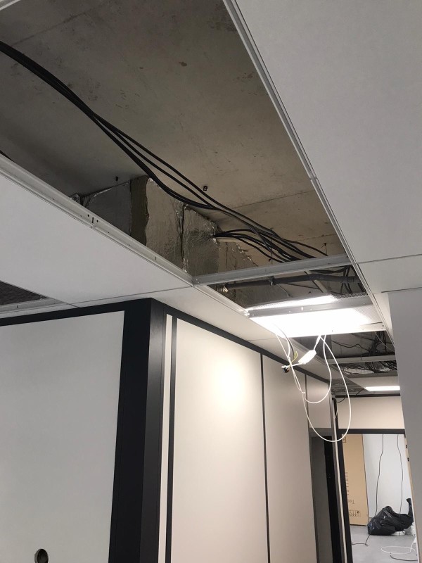 Pose de barrière phonique dans les bureaux de l'entreprise IS LABORATORY à Aubagne