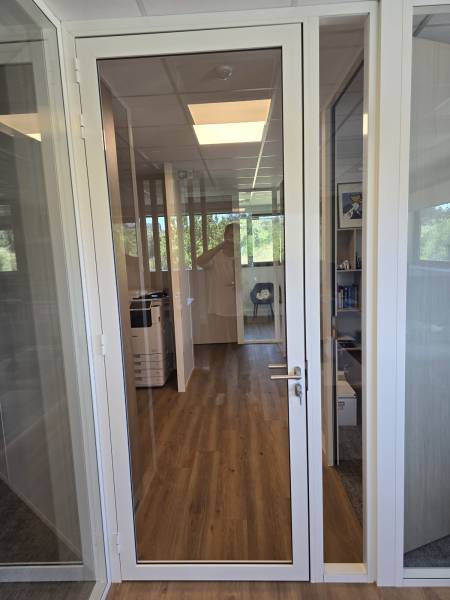 pose de cloison et porte vitrée cadre alu blanc à Aix 